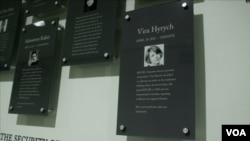 Церемонія встановлення дошки на меморіальній стіні загиблих журналістів відбувалась у приміщенні офісу «Голосу Америки» у Вашингтоні 13 грудня