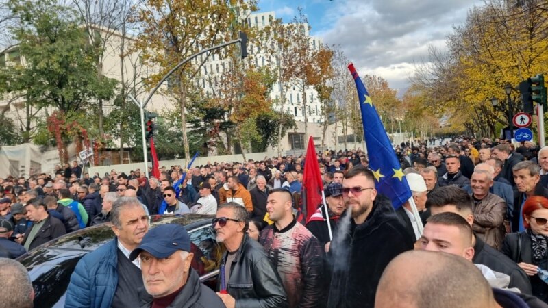 Berisha sulmohet gjatë protestës kundër Qeverisë Rama
