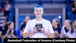 Astera Tuhina me çmimin e fituar në kuadër të FIBA Kampionatit Evropian për Shtete të Vogla