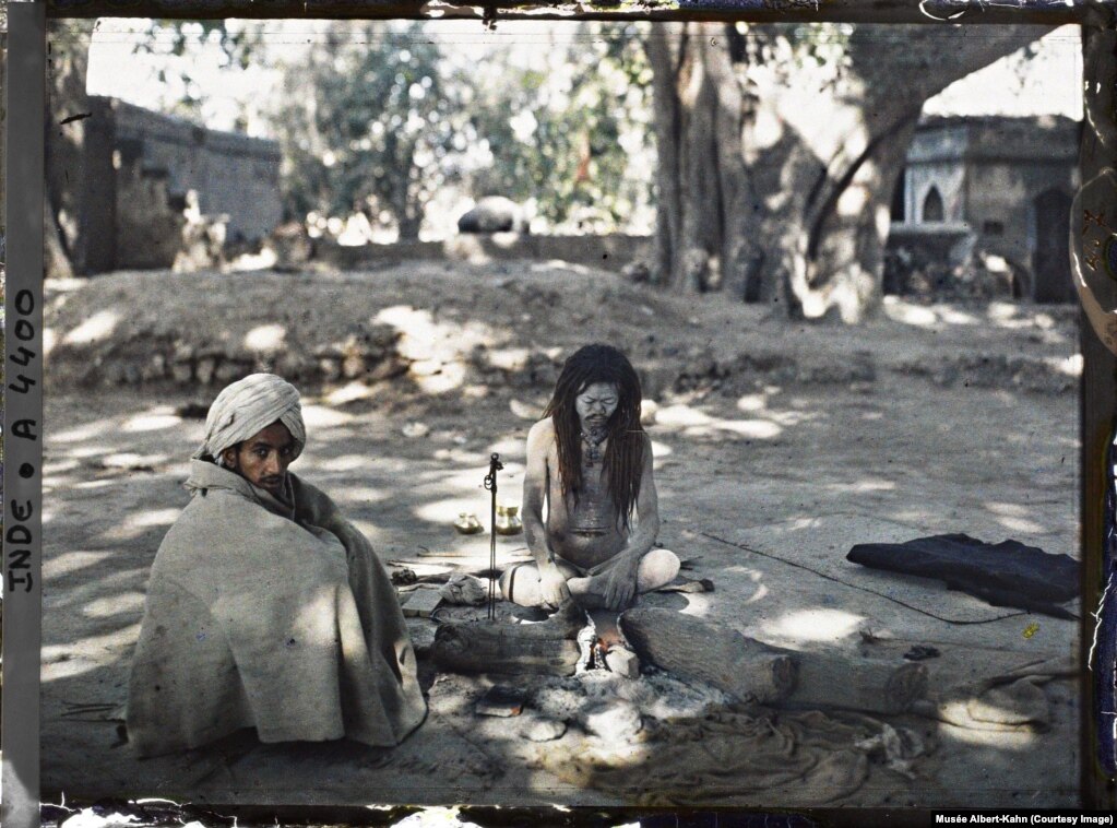 Një "asket endacak", me trup të veshur me hi dhe shoku i tij në Lahore, në Pakistanin e sotëm, më 1914.
