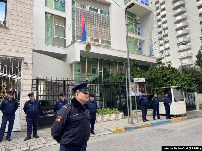 Policia shqiptare para Ambasadës serbe në Tiranë të Shqipërisë.