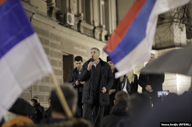Boshko Obradoviq gjatë adresimit para protestuesve në Beograd më 16 dhjetor 2022.