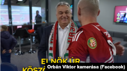 Orbán Viktor nagy-magyarországos szurkolói sálban fogadja Dzsudzsák Balázst a Puskás Aréna Páholy Skyboxában 2022. november 20-án
