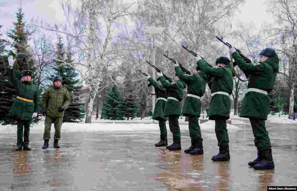 Российские солдаты дают прощальный салют во время панихиды в Самаре. Удар в Макеевке &mdash; самая крупная боевая потеря, признанная Москвой с тех пор, как она начала широкомасштабное вторжение в Украину в феврале 2022 года.