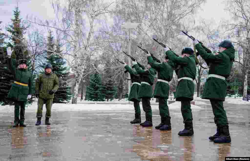 Soldiers fire a farewell salute during the memorial service in Samara. The Makiyivka strike is the biggest single combat loss that Moscow has acknowledged since it first launched its February 2022 invasion of Ukraine.&nbsp;