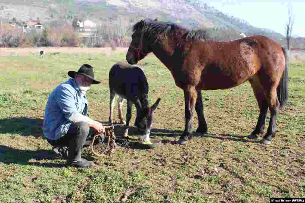 Tiho Sušac sa magarcem Ponchom i kobilom Sarom. &quot;Ja propagiram tu zdrav život. Mogu se djeca educirati, da dođe dijete, da vidi šta je ta koza, šta je to tele, šta je ta krava, šta je taj konj, zašto je to tu, šta će biti s tim, zašto ne uništavati prirodu i tako dalje&quot;, smatra Tiho Sušac. &nbsp;