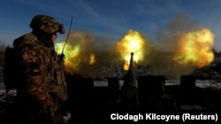 Украинские военнослужащие ведут бой из зенитного орудия под Бахмутом, 10 января 2023 года