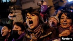 Učesnice protesta protiv rodno zasnovanog nasilja na Međunarodni dan borbe protiv nasilja nad ženama, Istanbul, Turska, 25. novembar 2022. 