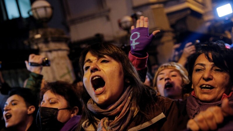 Policia turke arrestoi protestuesit që kundërshtonin dhunën ndaj grave