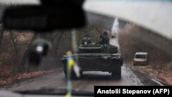Украинские военнослужащие управляют танком на востоке Украины, 22 ноября 2022 года