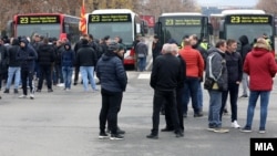 Приватните превозници денеска ја блокираа крстосницата кај Мавровка, со тврдење дека ЈСП им должи 1,5 милиони евра