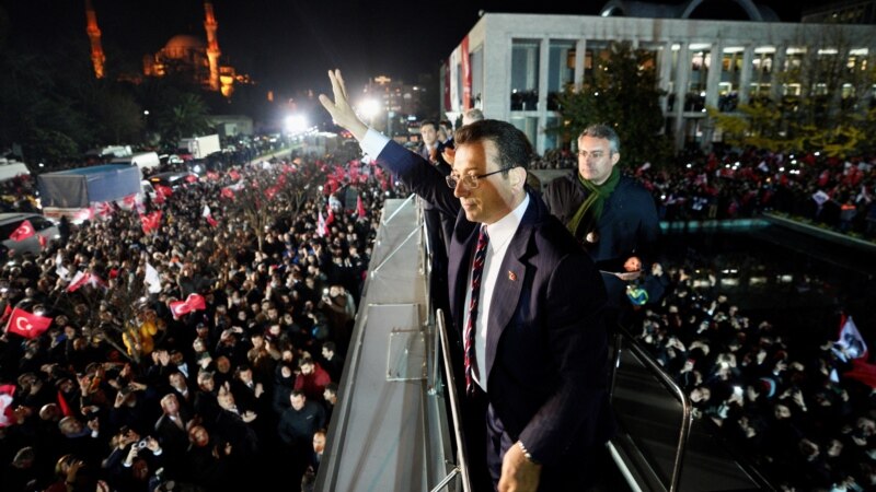 Стамбулда тургундар мэрдин соттолушуна каршы митингге чыгышты