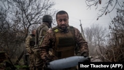 Украинските военни са под постоянен обстрел