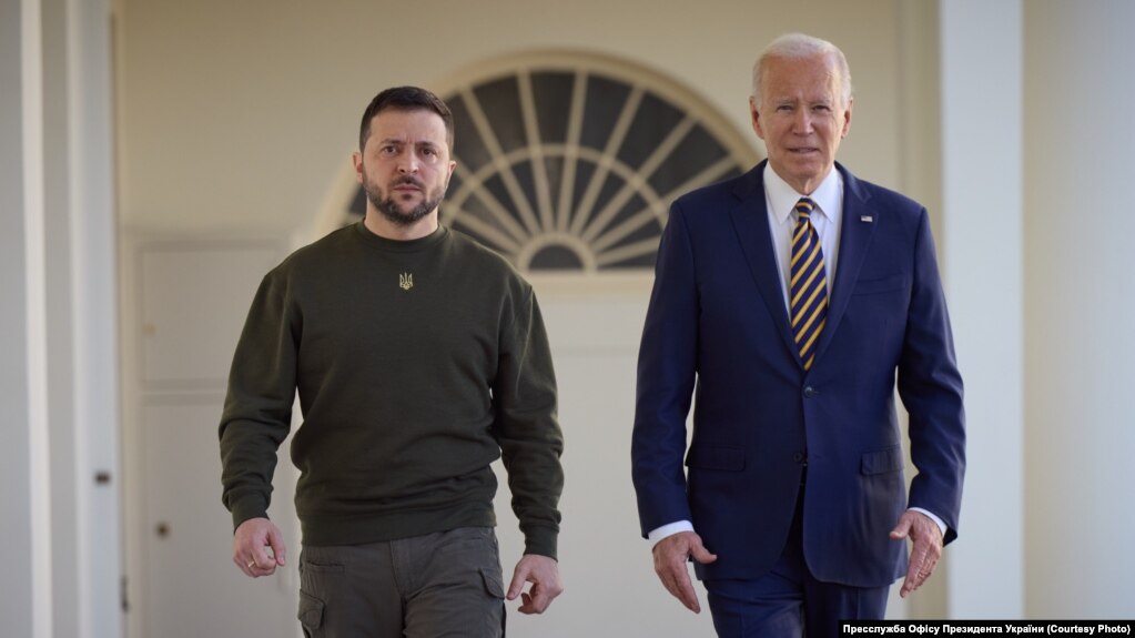 Президент України Володимир Зеленський і президент США Джо Байден на порозі Білого дому. Вашингтон, США. 21 грудня 2022 року 