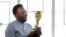 Pelé, kezében az 1958-as világbajnoki trófeával 2016. április 26-án New Yorkban