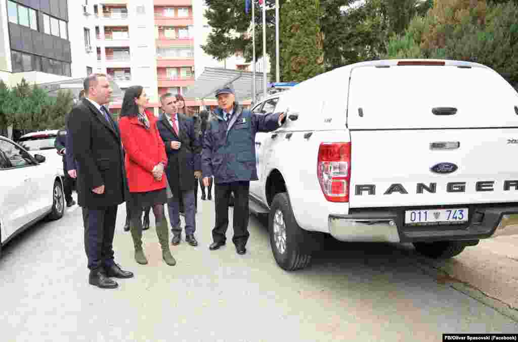 МАКЕДОНИЈА -&nbsp;Амбасадорката на Сојузна Република Германија во земјава, Анке Холштајн денеска истакна дека напредокот на Македонија на патот кон Европската Унија ќе зависи во голема мера и од успешното сузбивање на корупцијата. Ова го изјави за време на предавањето на донација во опрема за потребите на МВР и предупреди дека има многу работа. Притоа потсети дека во пристапниот процес кон ЕУ поглавјето за владеењето на правото е првото поглавје кое се отвора и последно се затвора.