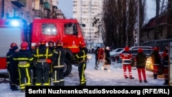 Украінскія ратавальнікі ў Кіеве ліквідуюць наступствы ўдараў з паветра. 14 сьнежня 2022 г.