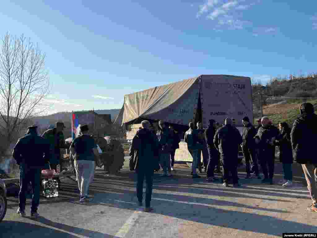 Уште еден поглед на барикадата што ја поставија Србите на патот кон граничниот премин Мердаре со Косово.