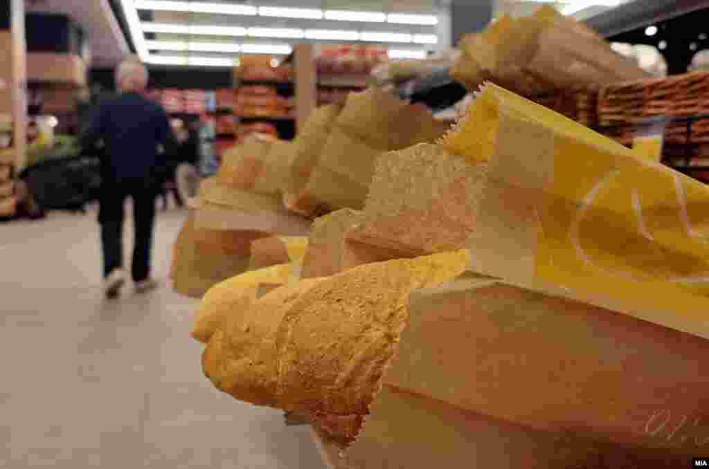 МАКЕДОНИЈА -&nbsp;Пекарската индустрија денеска се закани дека нема да произведува леб доколку Владата ја донесе мерката за замрзнување на цената на лебот на 33 денари. &bdquo;Ако Владата ја донесе мерката за ограничување на цената на лебот, од следниот ден нема да има леб на пазарот&ldquo;, изјави претседателот на Групацијата за мелничко-пекарската индустрија Горан Малишиќ по состанокот во Стопанската комора на Северна Македонија.