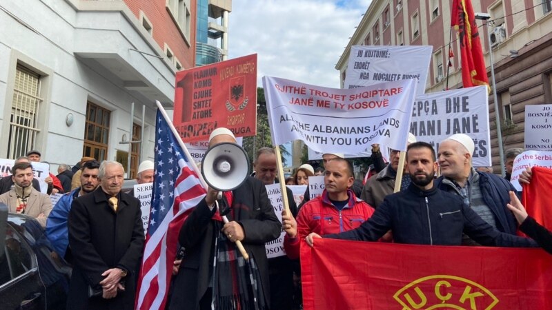 Protestë para Ambasadës serbe në Tiranë për shkak të situatës në veri të Kosovës
