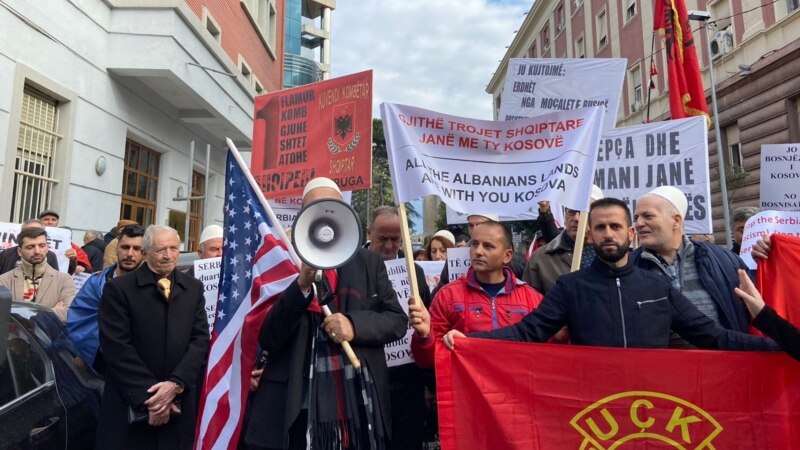 Protesti ispred ambasade Srbije u Tirani zbog situacije na sjeveru Kosova