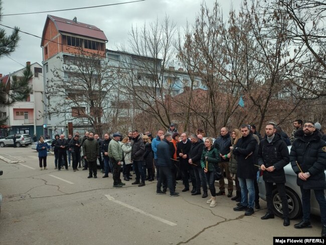 Njerëzit duke nderuar figurën e Ivanoviqit para zyrave të partisë më 16 janar 2023.