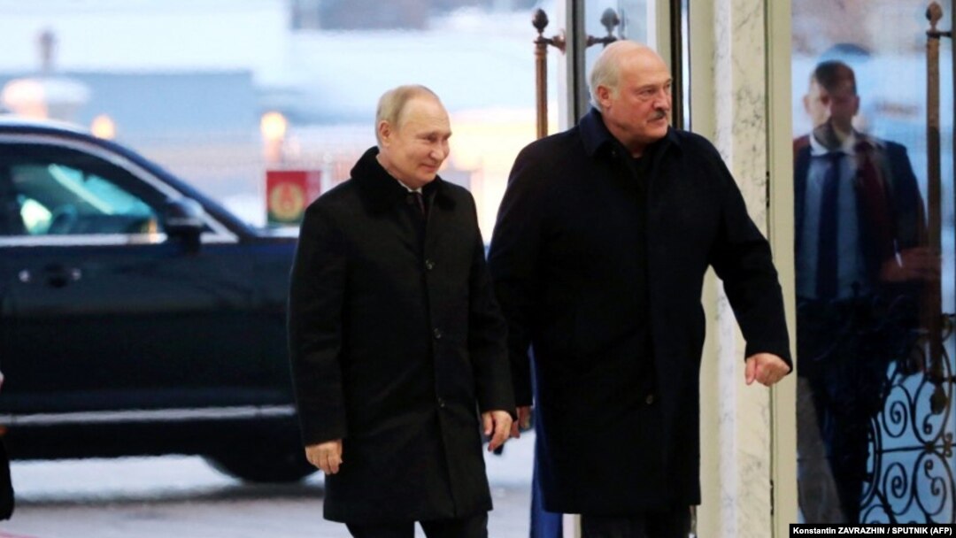 Președintele Vladimir Putin (stânga) încearcă de mai multă vreme să îl convingă pe liderul din Belarus, A. Lukașenko să se alăture cu forțe militare războiului împotriva Ucrainei. Imagine din 19 decembrie 2022, Minsk, Belarus.
