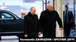 Președintele Vladimir Putin (stânga) încearcă de mai multă vreme să îl convingă pe liderul din Belarus, A. Lukașenko să se alăture cu forțe militare războiului împotriva Ucrainei. Imagine din 19 decembrie 2022, Minsk, Belarus.
