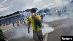 Mbështetësit e Jair Bolsonaros duke protestuar para pallatit presidencial në Brazil më 8 janar 2023.