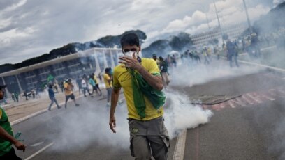 Привърженици на крайнодесния бивш президент на Бразилия Жаир Болсонаро щурмуваха