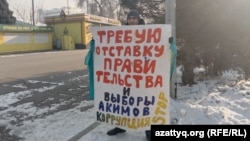 Есанбой Ходжиев проводит одиночный пикет в Алматы с требованием отставки правительства. 15 декабря 2022 года