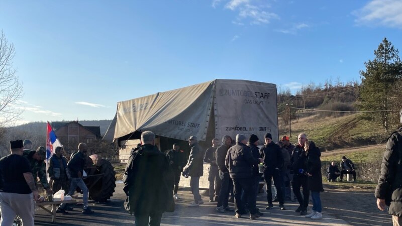 Barrikadë “spontane” në mbështetje të serbëve në Kosovë 