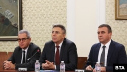 На срещата дойдоха още Йордан Цонев и Ахмед Ахмедов, но те също не говориха