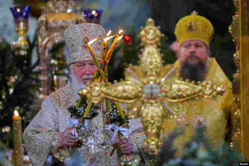 Patrijarh moskovski i cijele Rusije Kiril služi Božićnu liturgiju u Hramu Hrista Spasitelja u Moskvi.