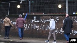 İranın Londondakı səfirliyinin divarında antiedam qraffitiləri