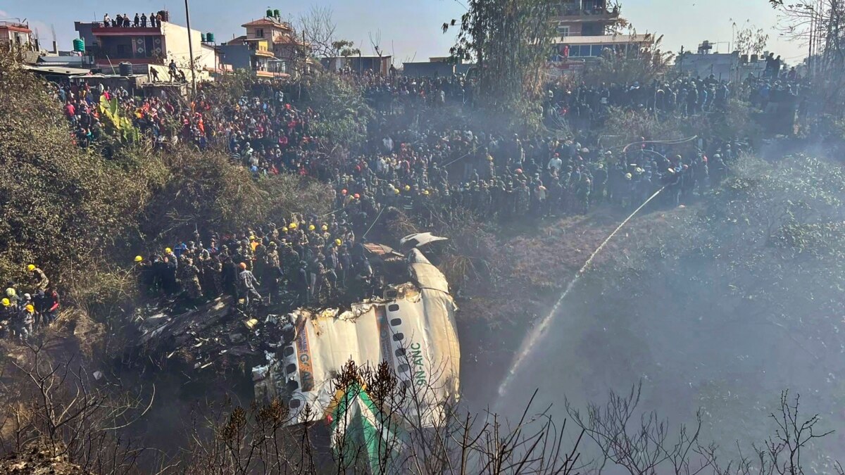 У Непалі шукають двох зниклих пасажирів літака, через катастрофу якого загинули щонайменше 70 людей