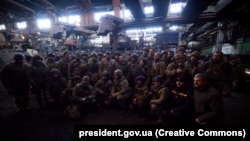 Zelenski sa vojskom tokom posjete Bakhmutu, 20. decembar 2022.