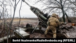 Украинские военные активно применяют 155-миллиметровую гаубицу М777, переданную украинской армии США в рамках военной помощи