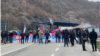 Grupe djathtiste serbe duke protestuar në Jarinjë.