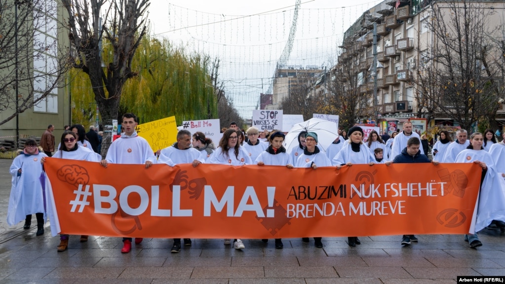 Protestuesit kërkuan nga institucionet e Kosovës që rastet e dhunës të ndalen dhe kryesit e dhunës të dënohen. 