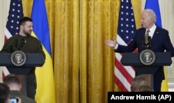 Президент України Володимир Зеленський (ліворуч) і президент США Джо Байден на пресконференції в Білому домі. Вашингтон, 21 грудня 2022 року