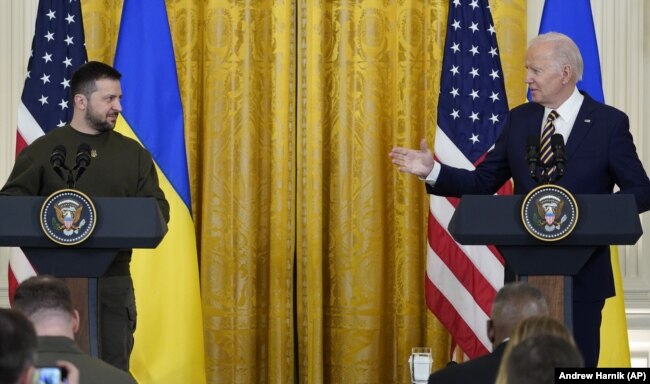 Президент України Володимир Зеленський (ліворуч) і президент США Джо Байден на пресконференції в Білому домі. Вашингтон, 21 грудня 2022 року