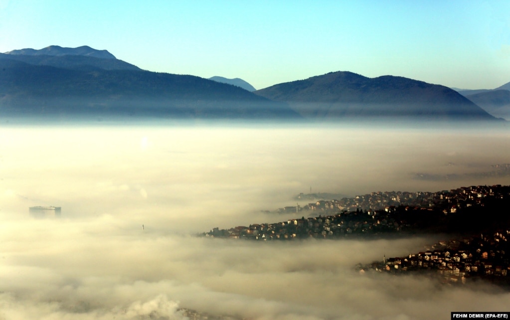 Mjegulla mbi Sarajevë më 3 janar. Kryeqyteti i Bosnje-Hercegovinës, së fundi është renditur në mesin e qyteteve me ajrin më të ndotur në botë.