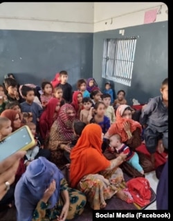 تعدادی از زنان و اطفال افغان که در پاکستان زندانی اند.