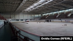 Acoperirea patinoarului sportiv din Târgu-Mureș a început în 2007, fiind cheltuiți aproximativ 7,5 milioane de euro. Din acești bani lucrările au fost realizate în proporție de doar 75%, fiind abandonate în 2013. Vor fi continuate anul acesta, cu alți aproximativ 6 milioane de euro, spun cei responsabili.