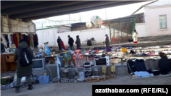 Блошиный рынок в Туркменабаде.