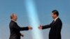 شی جین پینگ رئیس جمهور چین (راست) حین مصافحه با همتای روسی‌اش ولادیمیر پوتین در پیکنگ