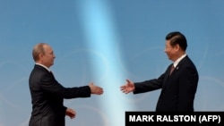 Vlagyimir Putyin orosz és Hszi Csin-ping kínai elnök Sanghajban 2014. május 21-én