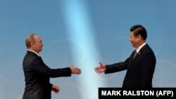 Си Цзиньпин приветствует Владимира Путина. Китай под руководством Си твердо не осудил агрессию России против Украины