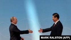 Vlagyimir Putyin és Hszi Csin-ping Sanghajban 2014. május 21-én